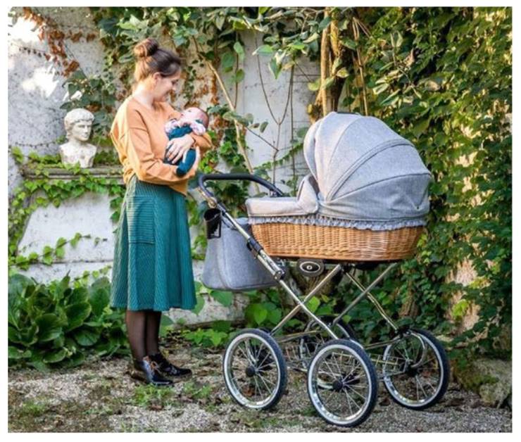 Retro strollers - Mama z dzieckiem i wózkiem w stylu retro – powrót do klasyki w nowoczesnym wydaniu.